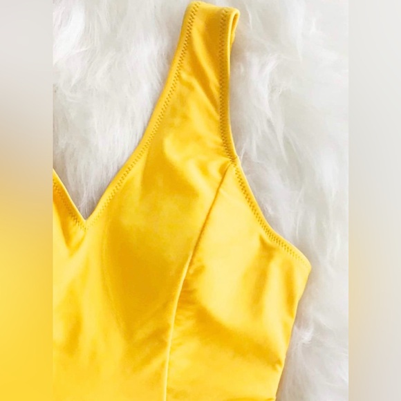 Cupshe Women’s Yellow V-Neck and Striped Bottom One-Piece Swimsuit Size L - Picture 4 of 7